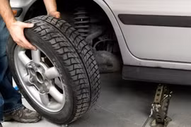 Xử lý thế nào để an toàn khi ô tô rơi bánh khi đang chạy?
