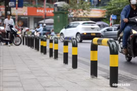 Hà Nội lắp đặt rào chắn ngăn ô tô lấn chiếm, trả lại vỉa hè cho người đi bộ