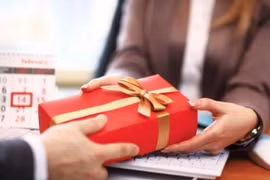 Hà Nội: Nghiêm cấm việc dùng công quỹ biếu, tặng quà lãnh đạo các cấp với mọi hình thức