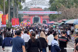 Dòng người nô nức trẩy hội Lim trong ngày đầu mở hội