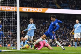 Enzo Fernandez tỏa sáng phút 90+4, Chelsea cầm chân Man City tại Etihad