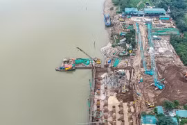 Hà Nội yêu cầu hoàn thành giải phóng mặt bằng 7 cầu qua sông Hồng trước 31/3/2026