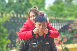 Bạn trai quân nhân tiết lộ khoảnh khắc đời thường của Hòa Minzy