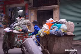 Công nhân môi trường dọn rác không xuể vì thói quen 'tiện đâu vứt đó' của nhiều người dân