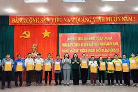 Phó Chủ tịch nước Võ Thị Ánh Xuân thăm, tặng quà cho các gia đình chính sách tại Vĩnh Long