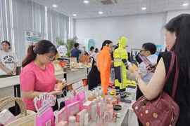 Mua quà 8/3 thông minh: Cách tránh khuyến mãi "ảo" và kiểm tra nguồn gốc
