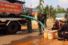 Gia Lai: Nắng hạn gay gắt, bộ đội chở nước đến tận nhà, cấp miễn phí cho người dân biên giới