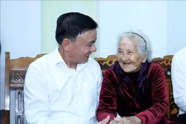 Thường trực Ban Bí thư Trần Cẩm Tú thăm, tặng quà Tết tại Đà Nẵng