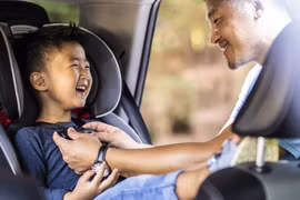 Bao nhiêu tuổi thì trẻ không nên ngồi ghế an toàn trên xe?