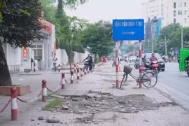 Hà Nội: Vỉa hè đường 70 xuống cấp khiến người dân đi lại khó khăn