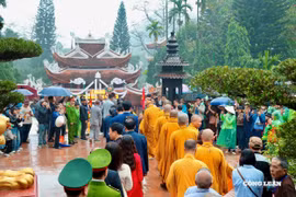 Đông đảo nhân dân, du khách tham dự khai hội chùa Hương 2026 dưới mưa xuân