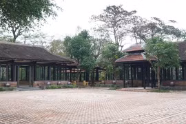 Kiểm tra việc xây dựng nhà rường ở Phủ Nội vụ - Đại Nội Huế
