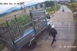 Gia Lai: Tài xế ô tô cố tình vượt đường ngang khi cần chắn tàu đang hạ