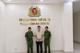 Khởi tố người đàn ông đỗ ô tô chắn barie, gây rối tại chung cư Hinode
