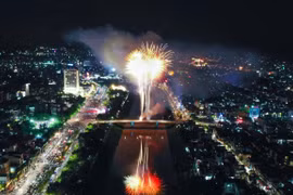Bắn pháo hoa tầm cao - điểm nhấn tại Lễ hội hoa đào xứ Lạng 2026