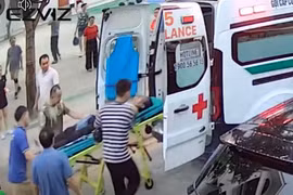 Đưa con đi chơi, bác sĩ kịp thời cứu sống người đột quỵ trên sân bóng