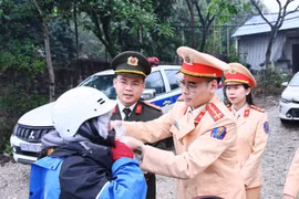 Cảnh sát giao thông tiếp sức người dân về quê đón Tết: Ấm áp nghĩa tình trên từng cung đường