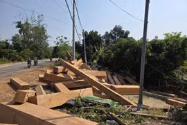 Xe đầu kéo vận chuyển gỗ từ Lào về Việt Nam bất ngờ bị lật