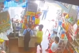 Xác minh clip một học sinh bị người đàn ông hành hung ở tiệm tạp hóa