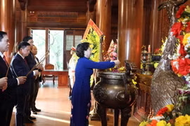 Phó Thủ tướng Phạm Thị Thanh Trà dâng hương tưởng niệm Chủ tịch Hồ Chí Minh tại Khu di tích Kim Liên