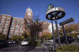 Starbucks bị kiện vì hóa chất trong cà phê decaf và vi phạm nông trại