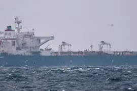 Hơn 10 quốc gia vẫn duy trì tàu qua Hormuz giữa rủi ro