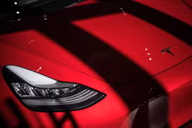 Tesla tiếp tục bị kiện sau vụ Model 3 bốc cháy khiến hai cha con thiệt mạng