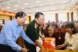 Đại tướng Nguyễn Trọng Nghĩa tặng hàng trăm suất quà người có công ở Gia Lai dịp 30/4
