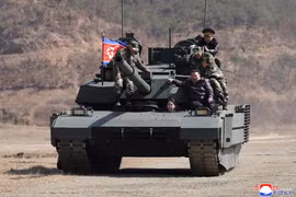 Con gái ông Kim Jong Un lái xe tăng trong cuộc tập trận quân sự