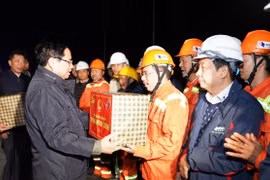 Thủ tướng Chính phủ Phạm Minh Chính thăm, chúc Tết kỹ sư, công nhân đang thi công cao tốc Hữu Nghị - Chi Lăng
