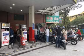 Giá xăng tăng 2.000 đồng/lít, dầu hỏa tăng 7.000 đồng/lít
