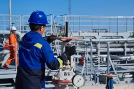 Kazakhstan dừng trung chuyển dầu sang Đức qua Nga