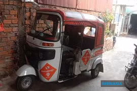 Giá nhiên liệu tăng vì chiến sự khiến tài xế tuk-tuk tại Campuchia lao đao
