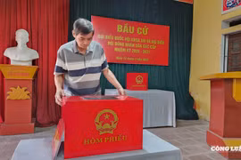 Những cống hiến thầm lặng của người trưởng khu tham gia tổ chức 4 kỳ bầu cử
