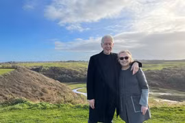 Bà Hillary Clinton cáo buộc ông Trump che giấu hồ sơ Epstein