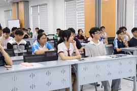 Bất thường chấm thi tốt nghiệp THPT: Học sinh chuyên Văn chật vật mức 8, nơi lại cho 'mưa' điểm 9 và 9,5