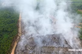 Bãi rác lớn cháy âm ỉ cả tuần, dân xung quanh hứng trọn khói và mùi khét