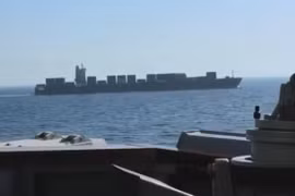 Video tàu chiến Mỹ bắn vào tàu chở hàng treo cờ Iran