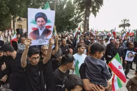Tổng thống Mỹ nói sắp kết thúc 'phiêu lưu', người dân Iran mít tinh ủng hộ lãnh đạo mới