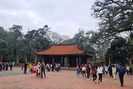 Du khách nô nức du xuân đầu năm tại Khu di tích lịch sử Lam Kinh