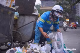 Hà Nội siết phân loại rác tại nguồn: Người dân lúng túng, thu gom vẫn như cũ