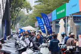 Chuỗi sự kiện Đổi xăng lấy điện: Người dân Thủ đô xếp hàng “chốt đơn” xe máy điện VinFast liên tục bất chấp mưa rét
