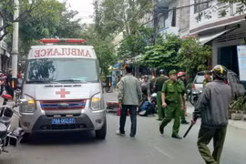 Mâu thuẫn bộc phát, con trai dùng dao "nói chuyện" với khách của mẹ đến chơi nhà