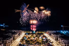 Cát Bà đón dòng khách lớn đêm khai trương VUI-Fest, vịnh trung tâm bùng nổ không khí lễ hội