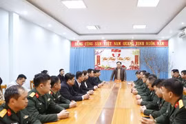 Lạng Sơn: Thăm, tặng quà các gia đình chính sách và đơn vị vũ trang tại xã Bắc Sơn