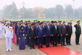 Lãnh đạo Đảng, Nhà nước và các đại biểu Quốc hội vào Lăng viếng Chủ tịch Hồ Chí Minh