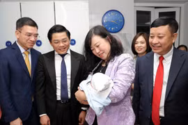 Bộ trưởng Bộ Y tế thăm, chúc Tết y bác sĩ trực Giao thừa, mừng công dân nhí chào đời