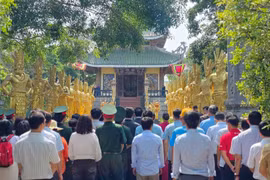 Dòng người thành kính hướng về Đền thờ Quốc Tổ ở Gia Lai, lan tỏa tinh thần tri ân nguồn cội