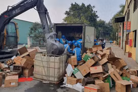 Hưng Yên: Tiêu hủy 2.280 chai rượu nhập lậu, xử phạt gần 100 triệu đồng