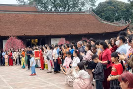 Dòng người đổ về xin chữ, du xuân tại Văn Miếu - Quốc Tử Giám
